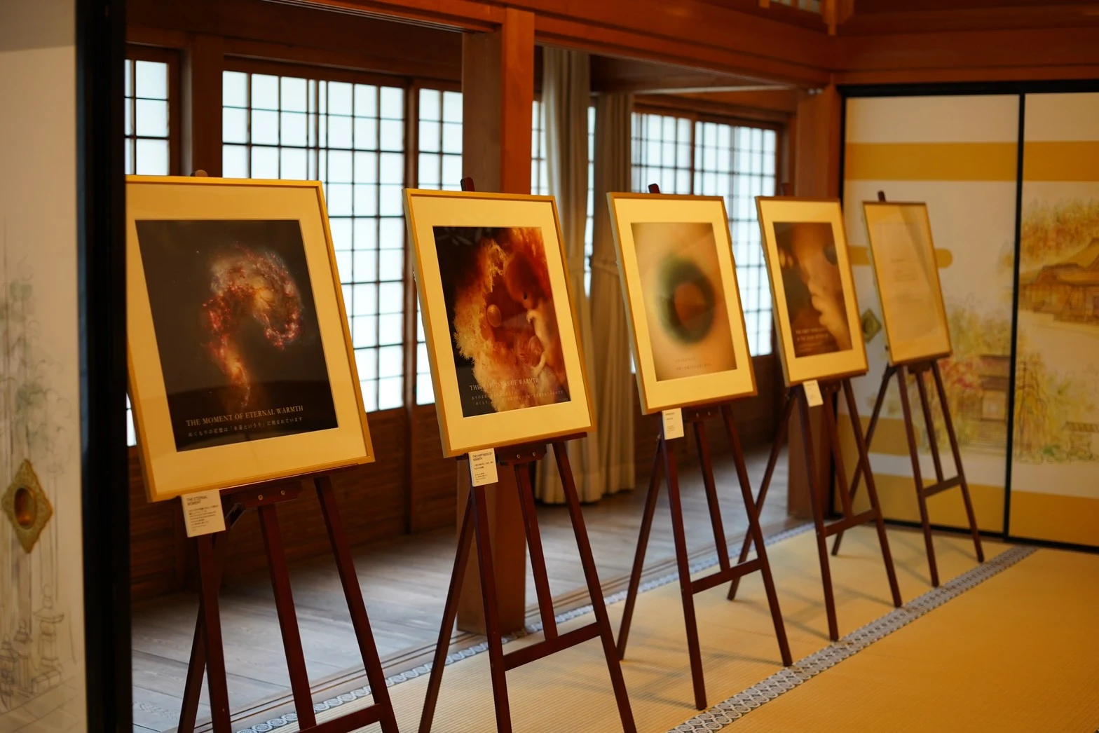 高野山の和室にしつらえられた、いのち展の作品