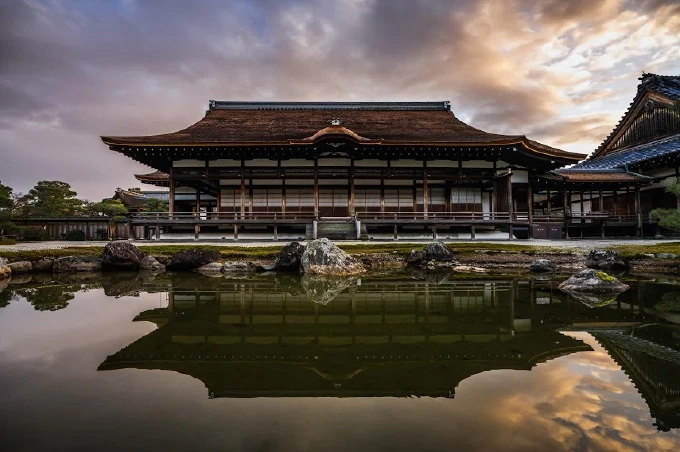 仁和寺の庭園と建築。池に映る景色