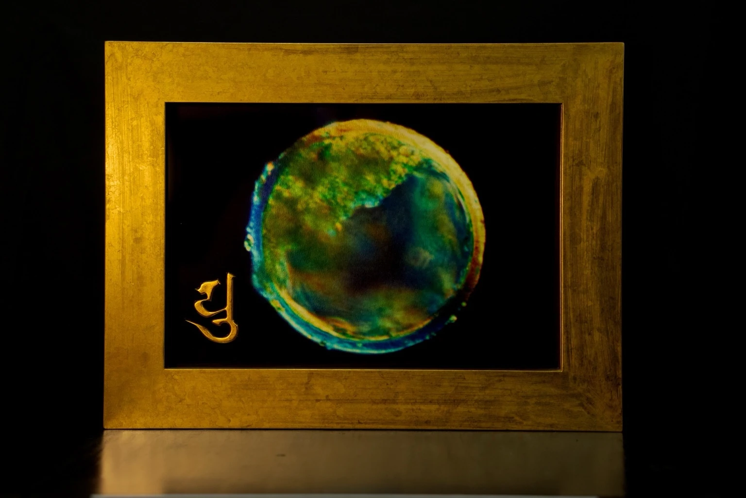 弥勒菩薩といのちの星。生命写真と立体の梵字による作品